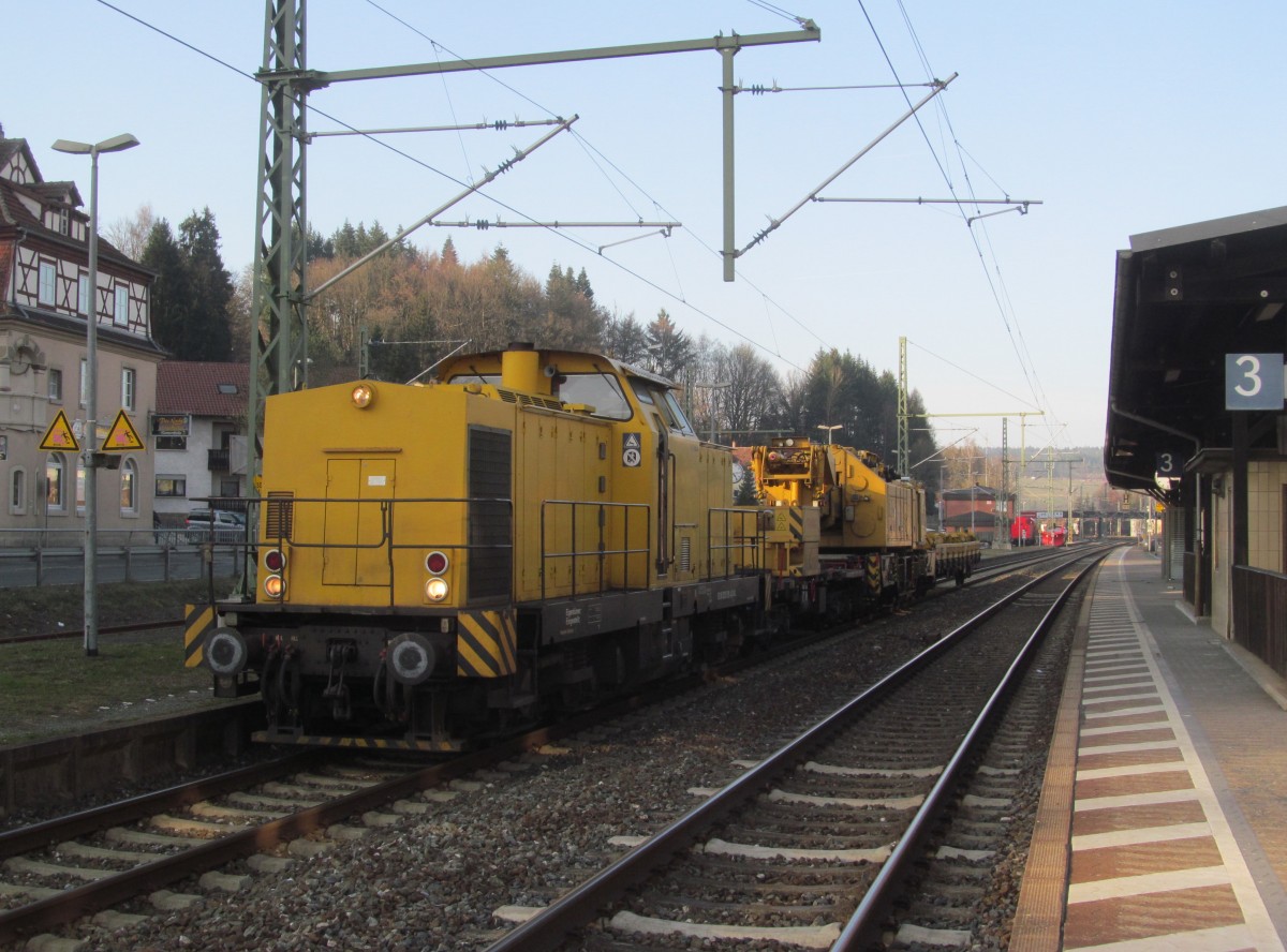 Eine BR 293 der SGL steht am 09. März 2014 mit einem Kran auf Gleis 4 im Bahnhof Kronach.