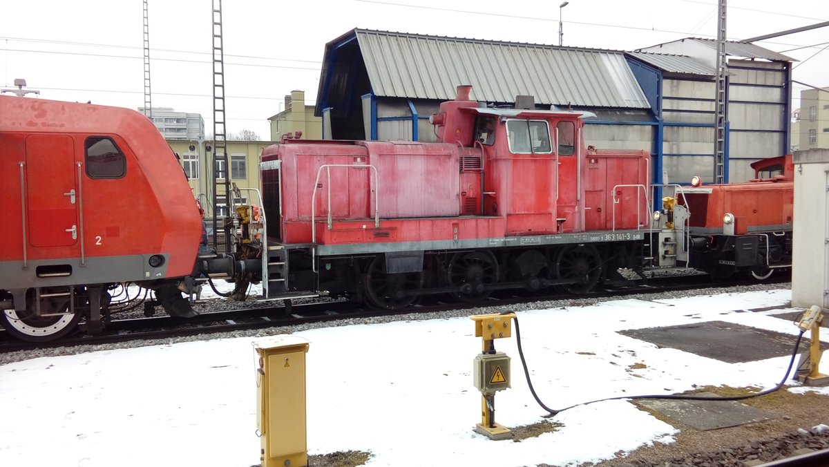 eine BR  363 141 -3  am 9.1.17 in Basel Bad Bahnhof 

Links 145-038 
Rechts eine BR 333 Köf 3