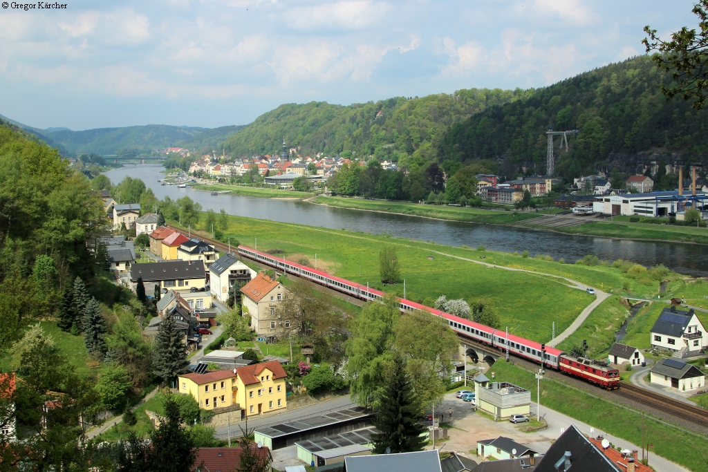 Eine BR 371 zieht den EC 173  Vindobona  (Hamburg-Villach) nach Prag. Aufgenommen am 24.04.2014 in Krippen.