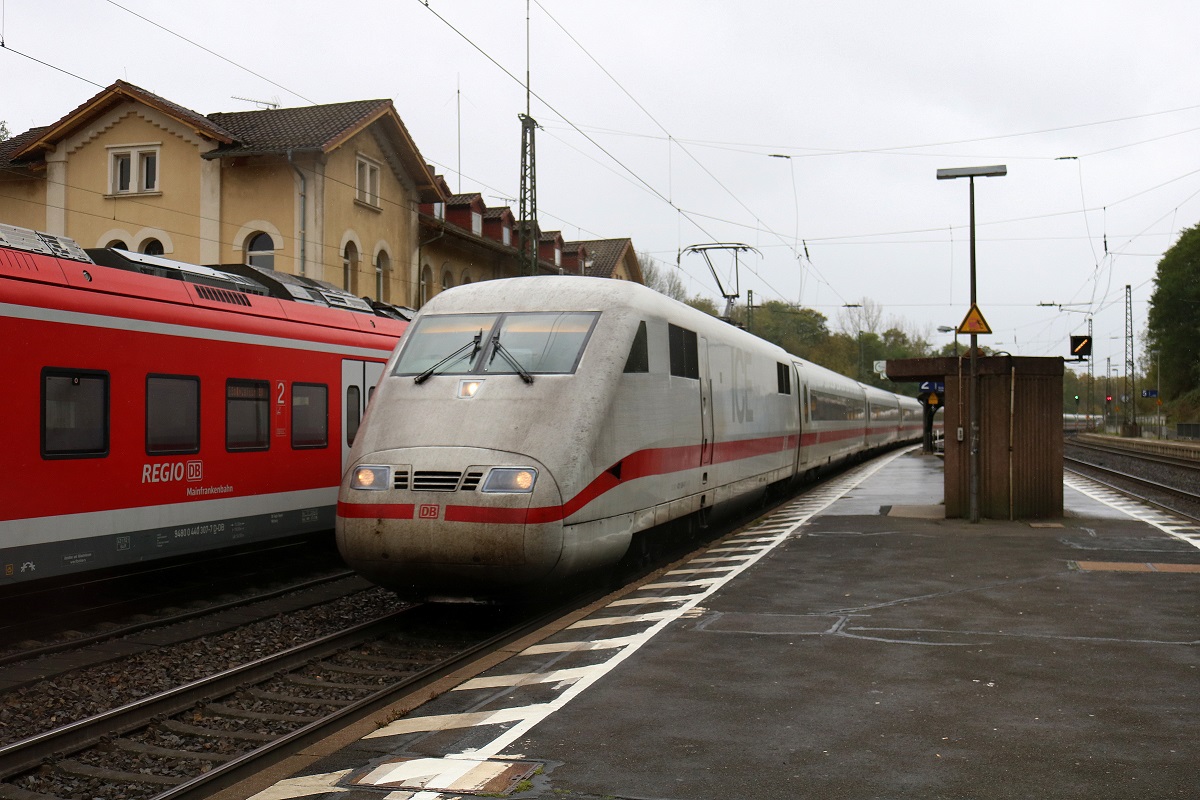Eine BR 401 als ICE 690 (Linie 11) von München Hbf nach Berlin Ostbahnhof durchfährt den Bahnhof Schlüchtern auf der Bahnstrecke Fulda–Hanau (Kinzigtalbahn | KBS 615) auf Gleis 2. [22.10.2017 | 12:43 Uhr]