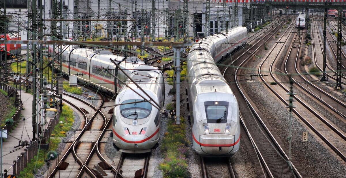 Eine Br 403 und eine Br 412 (12-teilig) schlängeln sich durch das Münchner Bahnhofsvorfeld. Der ICE 3 (Links) fährt dabei in die Abstellung und der ICE 4 (Rechts) fährt zum Ende seiner Reise aus Hamburg-Altona in den Münchner Hauptbahnhof ein. (23.09.2023; 16:37)