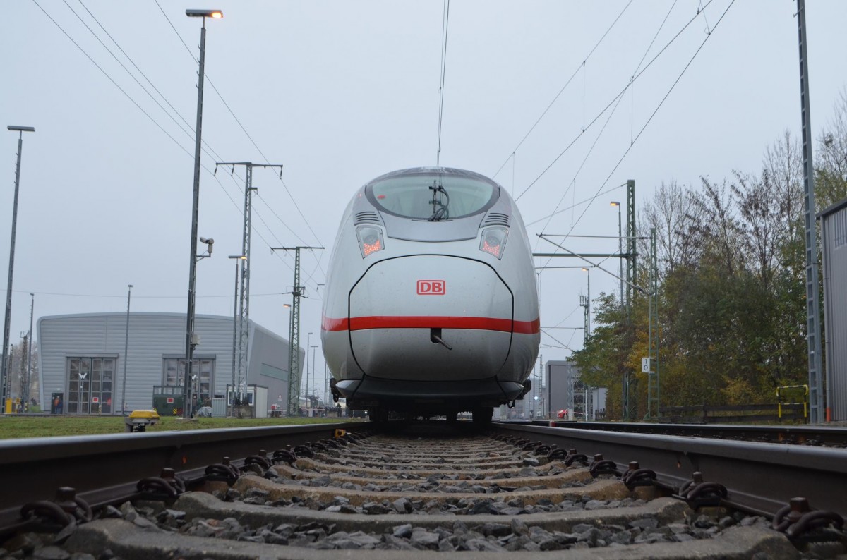 Eine BR 407 Velaro beim Tag der Offenen Tür  5 Jahre Ice Werk Leipzig  im Werk Ausgestellt 19.11.2014 