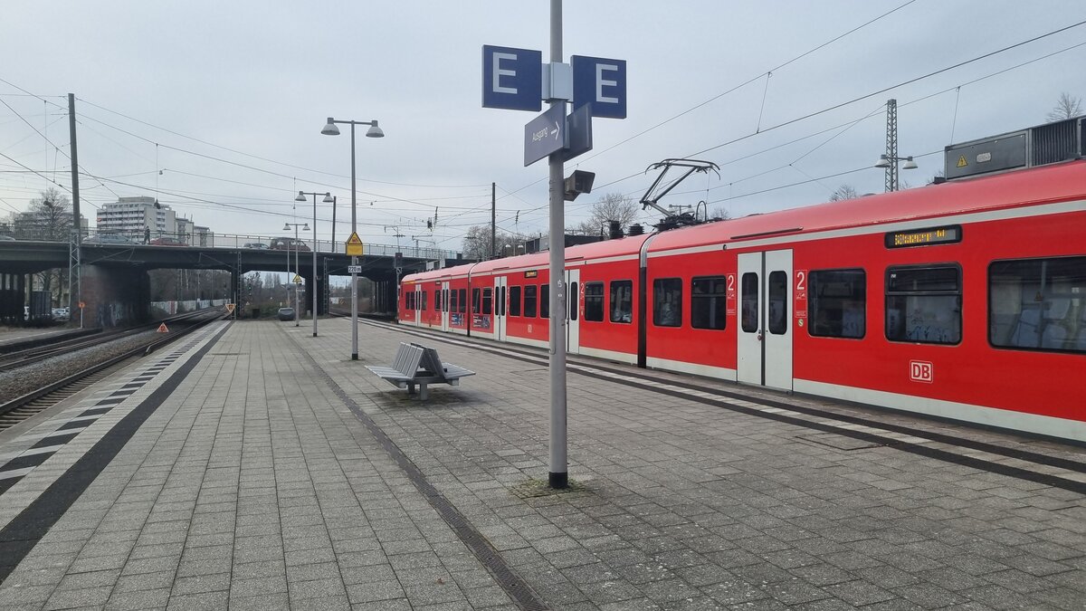 Eine BR 425 der S-Bahn Rhein Neckar mit der Zug-Nr  425
063-5  als S3 nach Mannheim steht in Karlsruhe Durlach.
Aufgenommen wurde das Foto am 15.02.2024 zur
Mittagszeit.