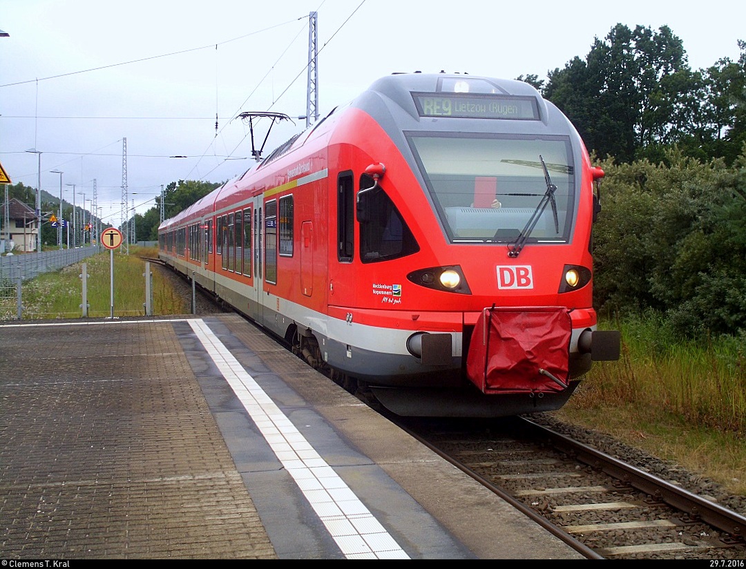 Eine BR 429  Hansestadt Stralsund  (Stadler Flirt) von DB Regio Nordost als RE9 von Lietzow(Rügen) erreicht seinen Endbahnhof Ostseebad Binz auf Gleis 1. Der Tf war wohl etwas kamerascheu. [29.7.2016]