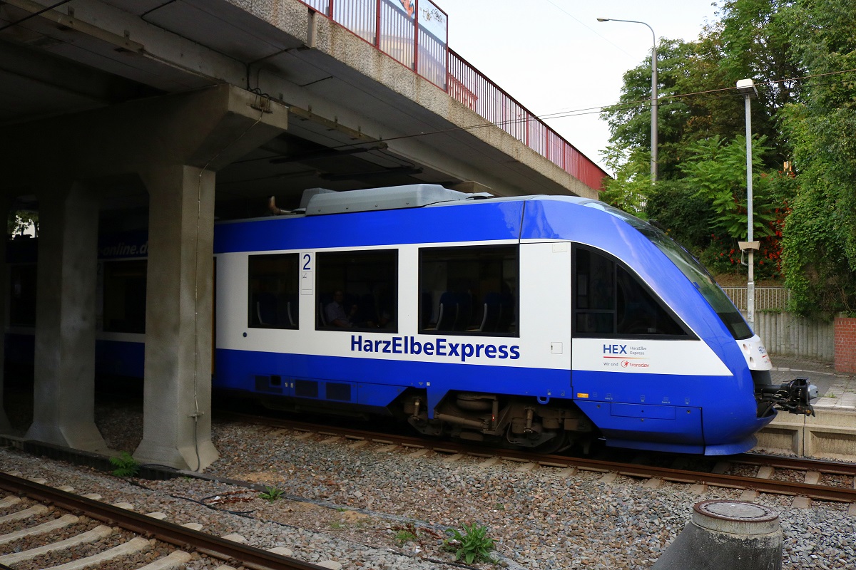 Eine BR 648 (Alstom Coradia LINT) von Transdev Sachsen-Anhalt (HarzElbeExpress) als HEX80536 (HEX 24) von Halle(Saale)Hbf nach Halberstadt durchfährt den Hp Halle Steintorbrücke auf der Bahnstrecke Halle–Vienenburg (KBS 330) und unterquert dafür die Straßenbrücke. [26.8.2017 - 18:54 Uhr]
