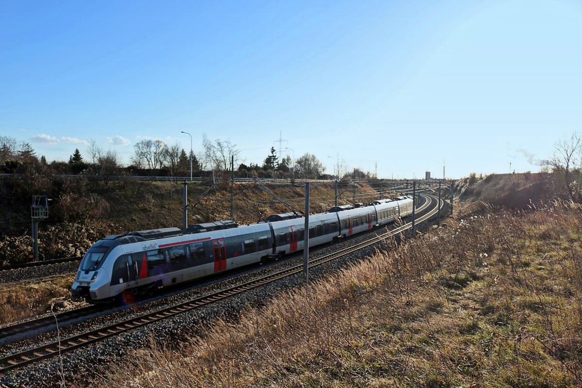 Eine BR 9442 (Bombardier Talent 2) von Abellio Rail Mitteldeutschland als RE 74567 (RE16) von Erfurt Hbf nach Halle(Saale)Hbf fährt in Halle (Saale), Kasseler Straße, auf der Bahnstrecke Halle–Bebra (KBS 580). [29.12.2017 | 13:51 Uhr]