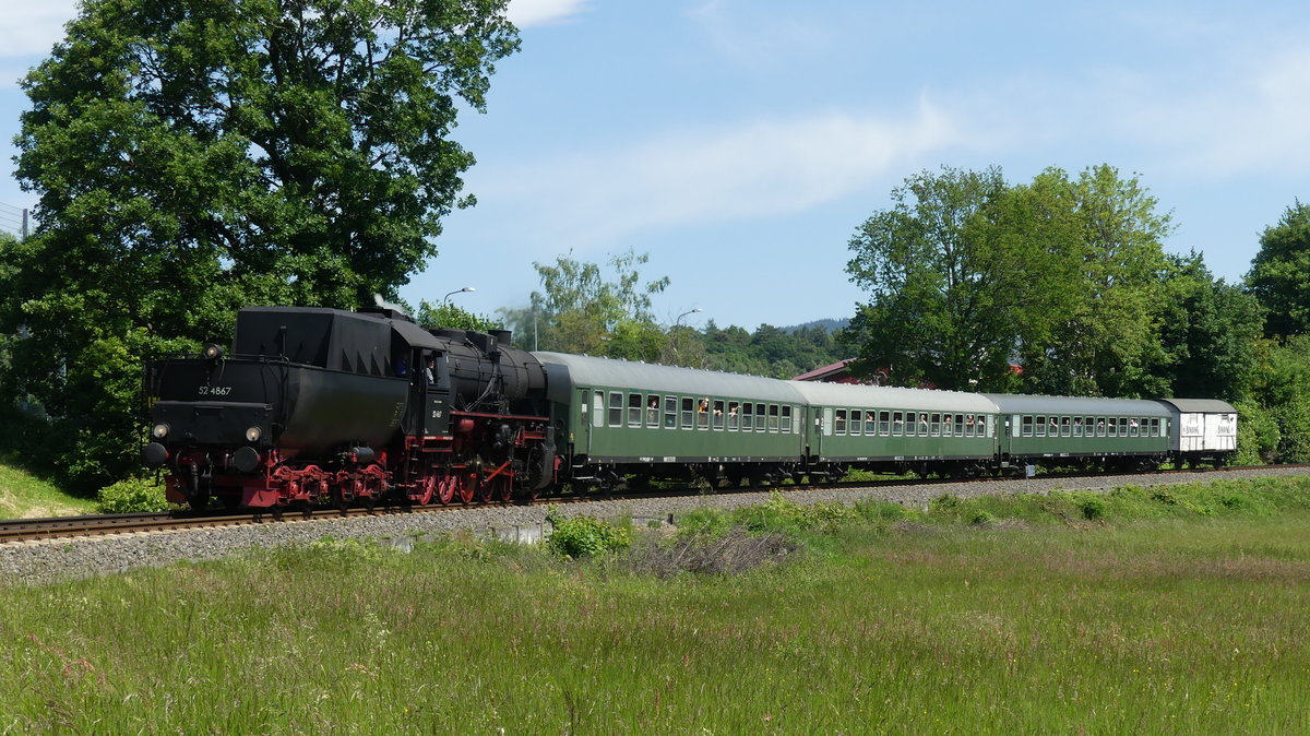 Eine Br052 zieht einen Sonderzug Königstein (Ts) - Frankfurt Höchst. Hier ist der Zug kurz hinter Schneidhain in einer Kurve zu sehen. Aufgenommen am 21.5.2018 11:49