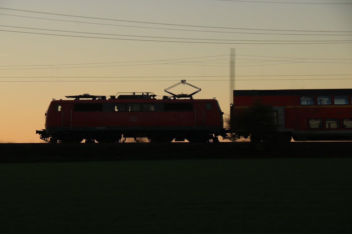 Eine Br111 mit Scherenbügel als Zuglok der RE4 auf dem Weg ins nahe Aachen am Abend des 15.11.18 bei Kohlscheid