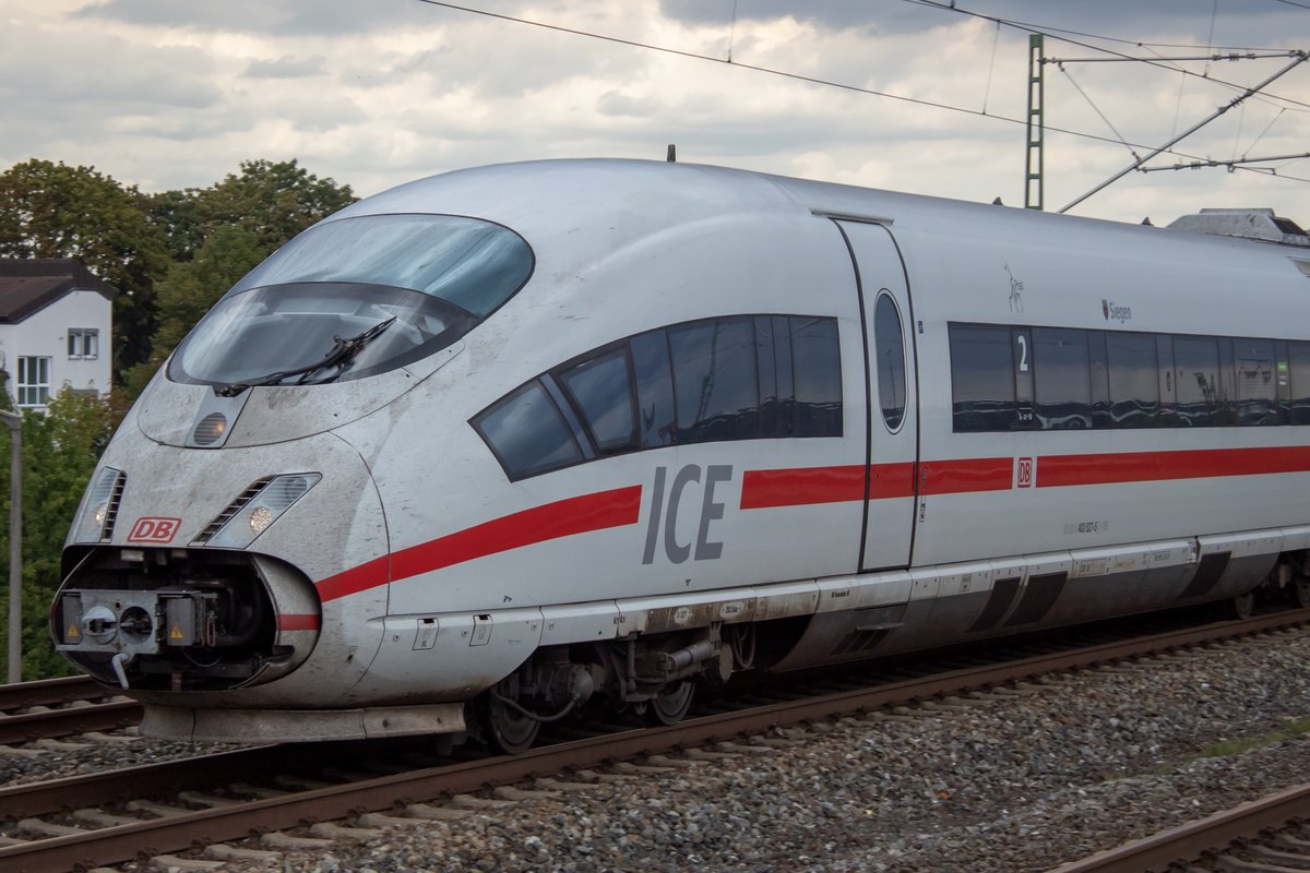 Eine BR403 fährt mit offener Nase durch den S-Bahnhof Rothenburger Straße