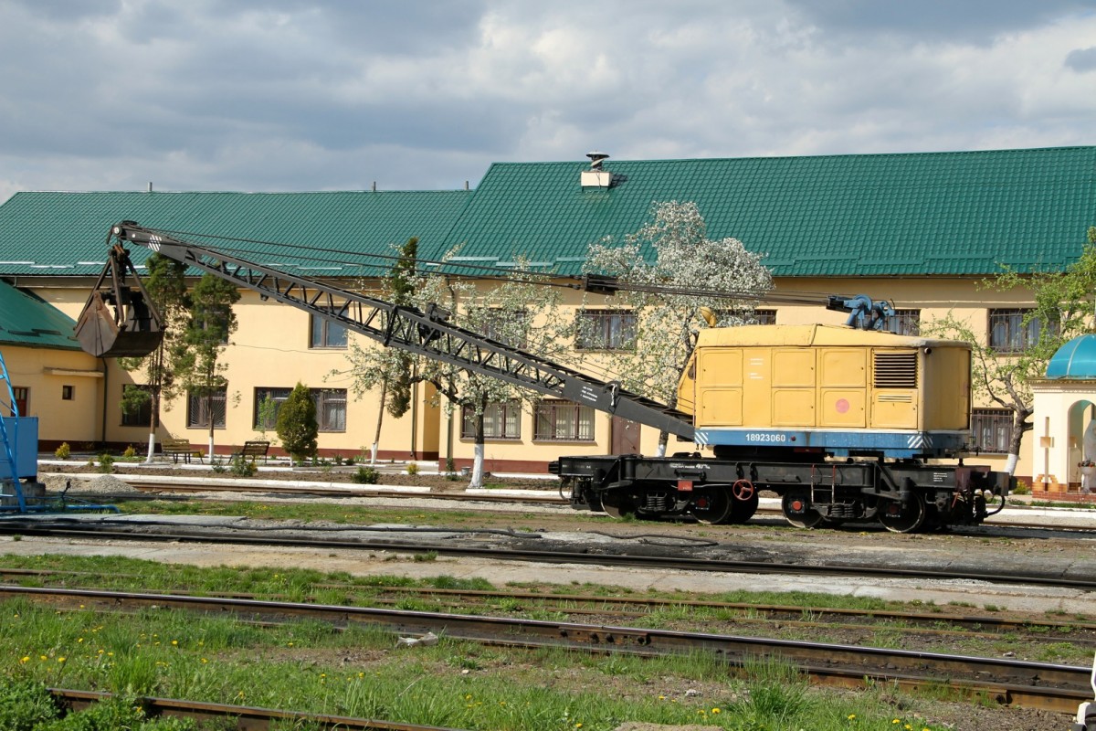 Eine Buddel Maschine auf Rädern im Depot von Kolomyja am 1 Mai 2015.