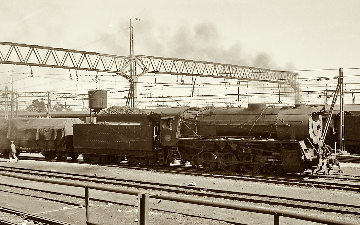 Eine der bulligen Verschublokomotiven der Class S1 rangiert im November 1976 in Germiston unweit von Johannesburg. Die 37 zwischen 1947 und 1953 in Dienst gestellten Lokomotiven wurden in den 1980er Jahren ausgemustert. Auch hier kann der Fotostandpunkt nur ungefähr angegeben werden.