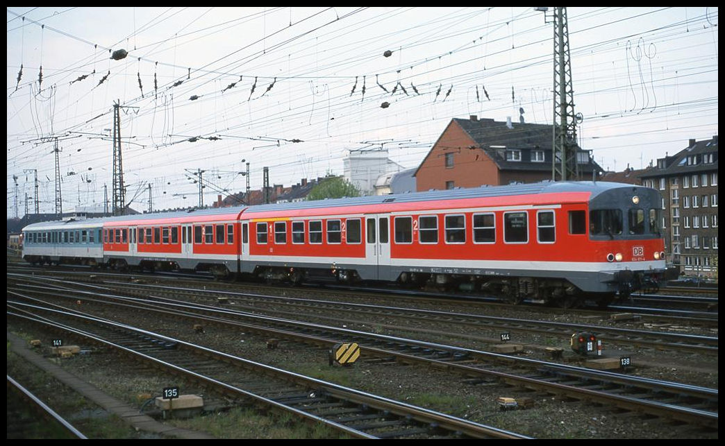 Eine bunte Triebwagengarnitur in Form des 624671 rangiert hier am 23.4.2001 im Gleisvorfeld des HBF Münster in Westfalen.