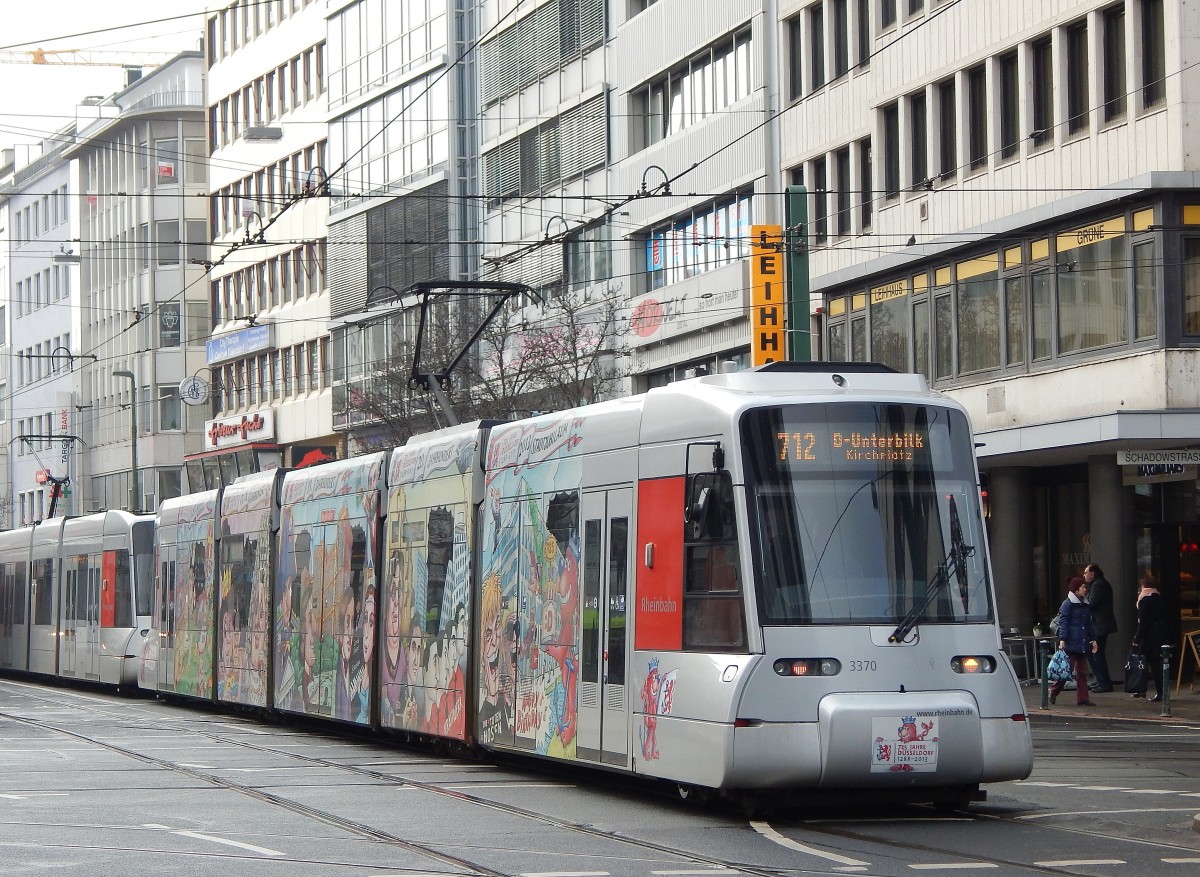 Eine der buntesten Werbungen trägt der NF8U 3370. Er trägt Werbung für die Stadt Düsseldorf.

Düsseldorf 19.02.2016