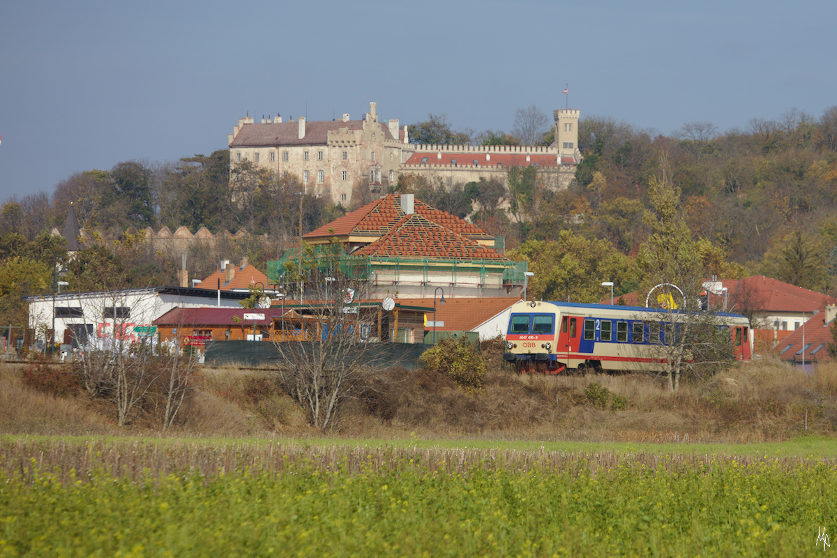 Eine Burg an einer Eisenbahnstrecke ist immer ein reizvolles Fotomotiv. Hier ist der Triebwagen 5047.010 vor der Burg Matzen zu sehen. (01.11.2019)