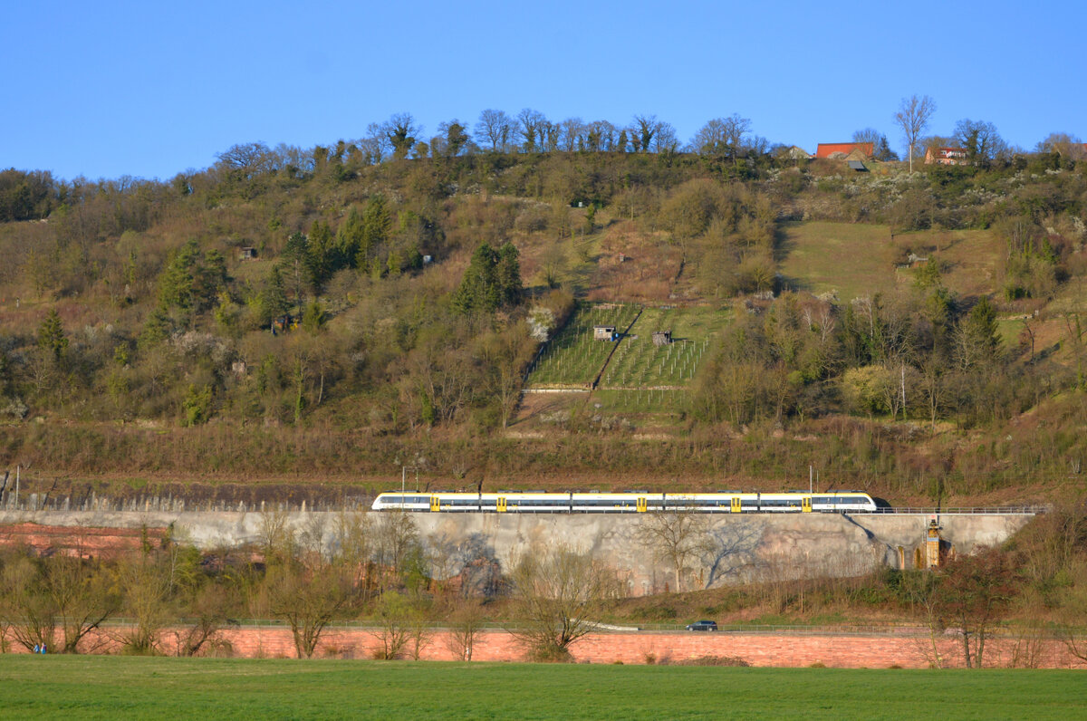 Eine  bwegte  Abellio  Hamsterbacke  8442 ist am 26.03.2022 im Neckartal bei Mosbach auf dem Weg von Heilbronn nach Heidelberg.