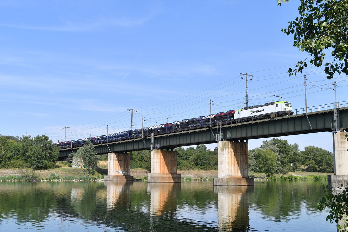 Eine Captrain 193 mit einem GEFCO-Autozug am 20.07.2019 auf der Donaubrücke in Wien-Stadlau  