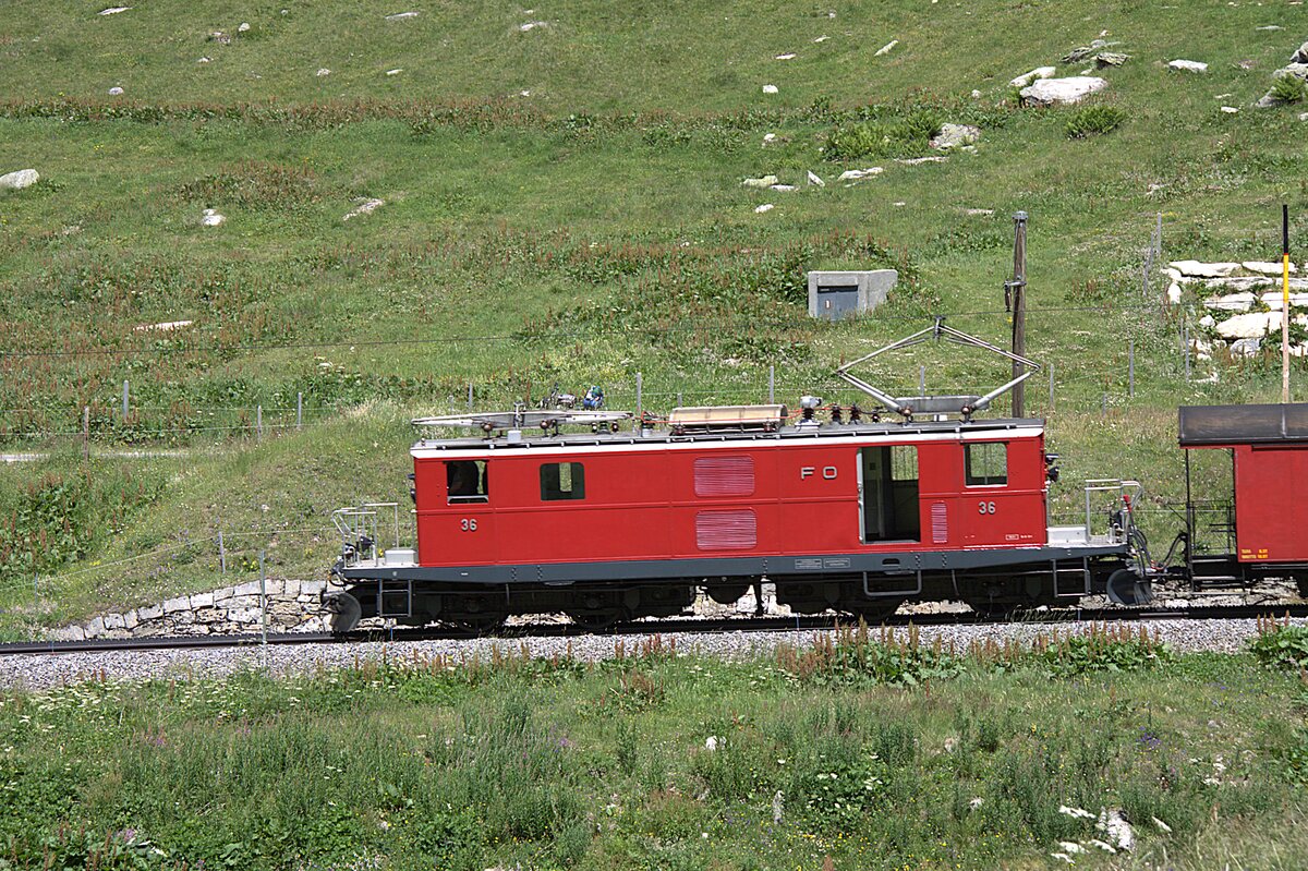 Eine charakteristische, formsch�ne Maschine ist die HGe 4/4 I. Der Sonderzug zum Jubil�um 100 Jahre FO hat am 05.07.2026 die Gallerie am Oberalppass verlassen und f�hrt jetzt Richtung Andermatt.