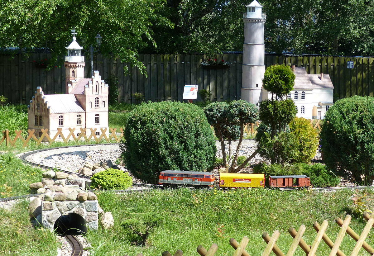 Eine CityBahn V160 mit Güterwagen, am 09.06.2017 im Park Miniatur i Kolejek in Dziwnów.