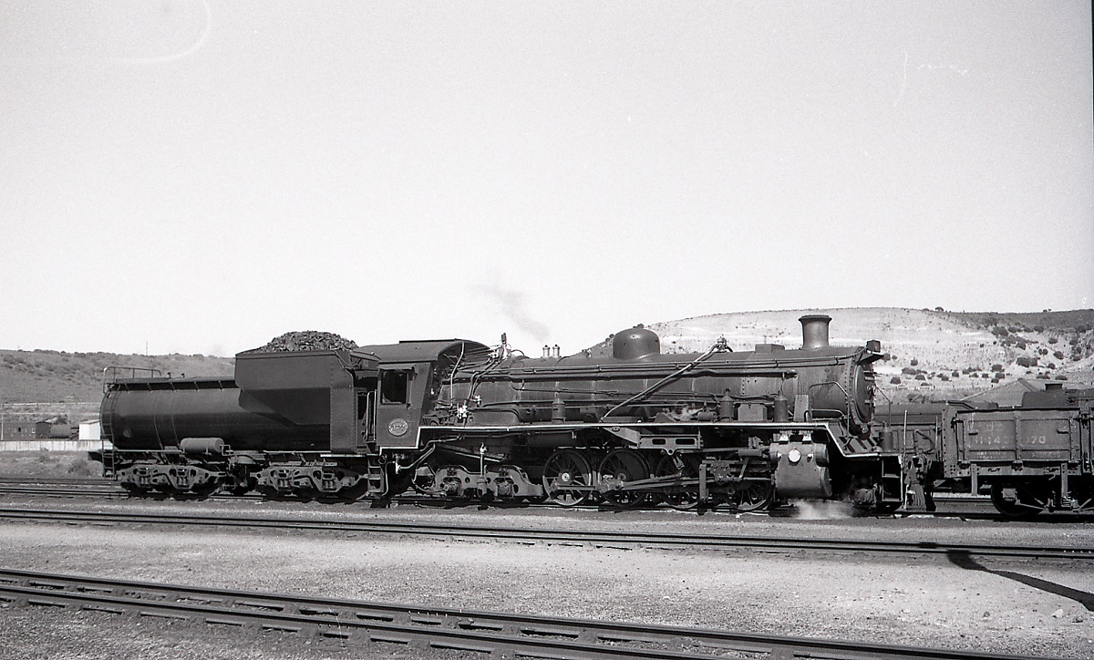 Eine Class 24 der SAR rangiert im November 1976 in Mosselbaai. Diese Lokomotiven wurden Ende der 1940er Jahre für den Dienst auf Nebenstrecken gebaut.