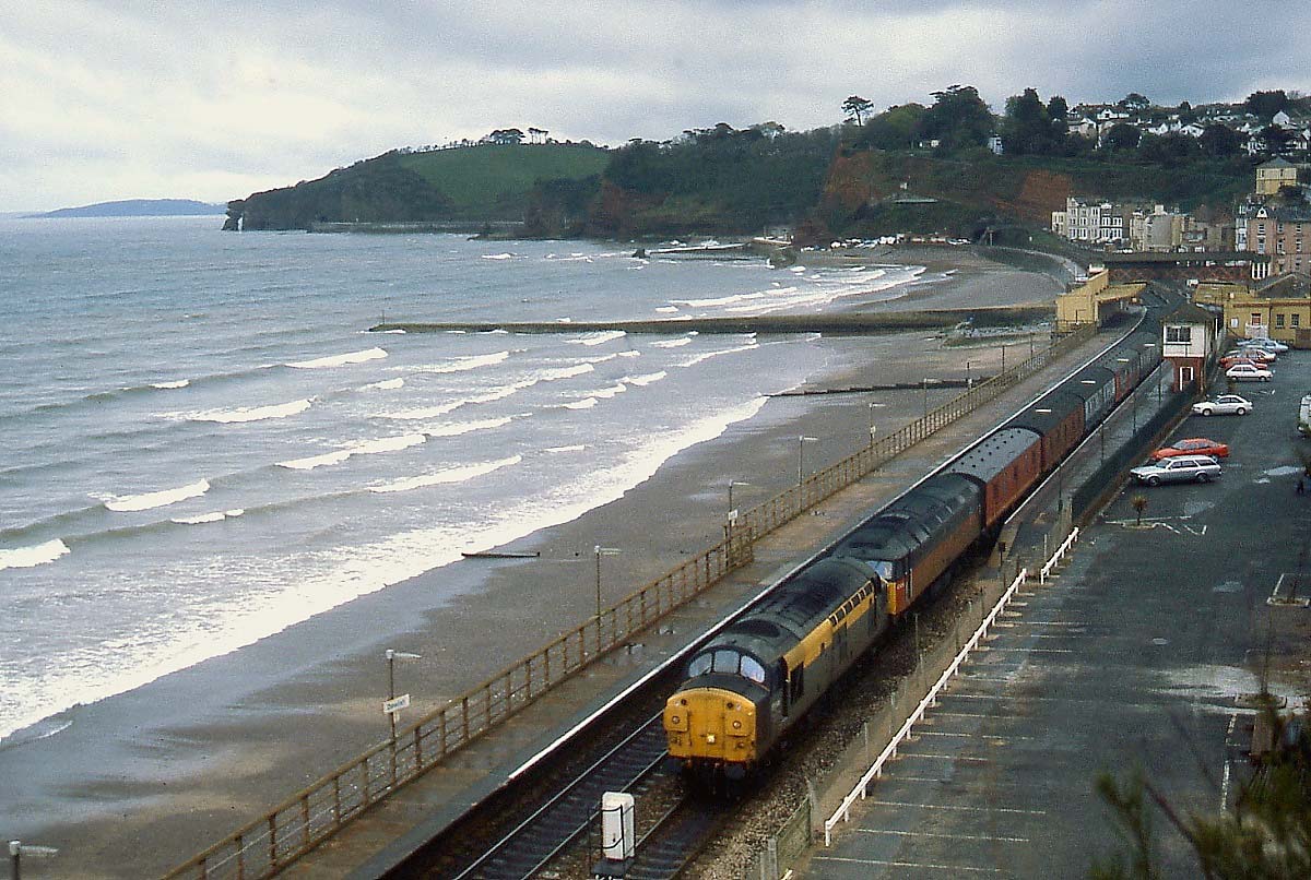 Eine Class 37 und eine weitere nicht identifizierte Lok durchfahren im April 1992 Dawlish