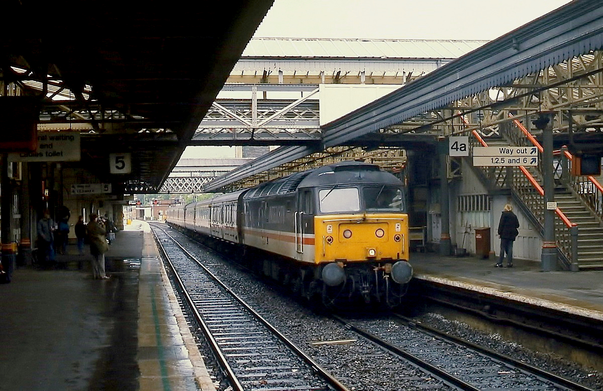 Eine Class 47 fährt im April 1992 mit einem Intercity in den Bahnhof Exeter St. Davids ein