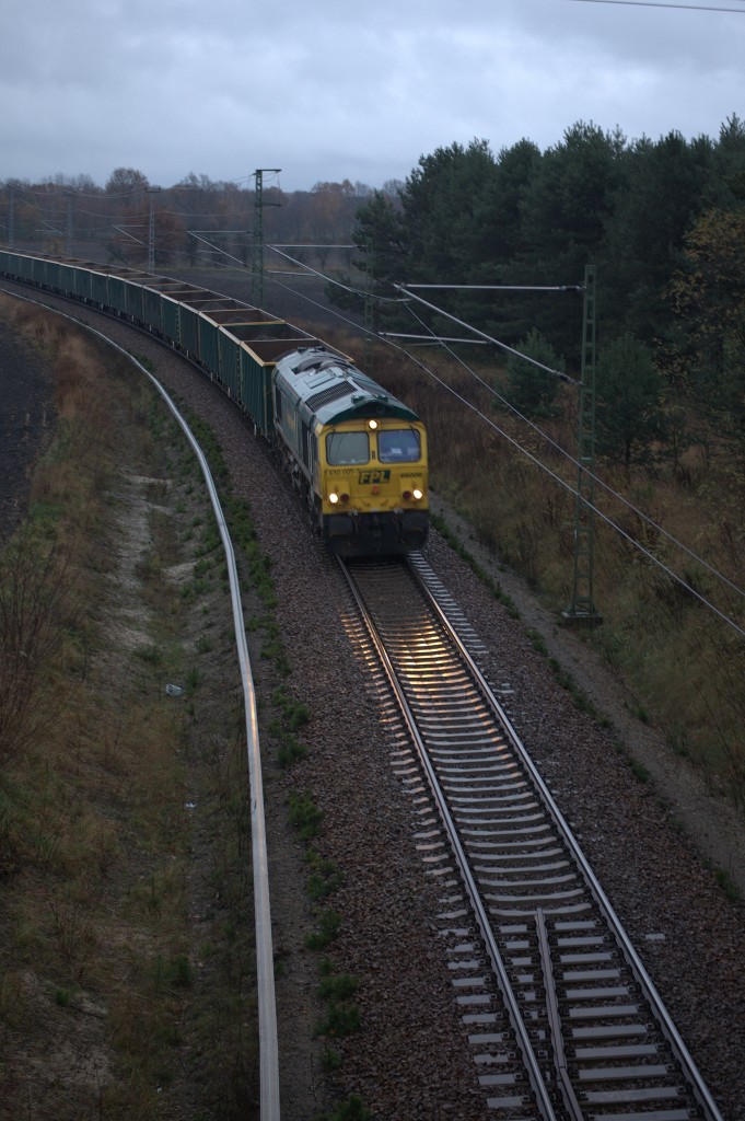 Eine Class 59 (?) saust mit einem Splittganzzug Richtung Senftenberg in den Novemberabend und in die Ablehnung (?) Die Schärfe ist  nicht optimal. 20.11.2013 15:48 Uhr