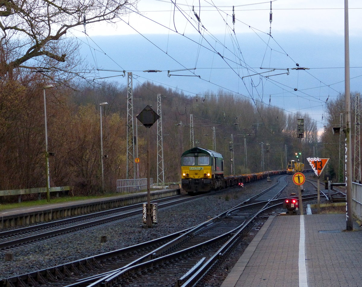 Eine Class 66  266 031-4 von Railtraxx kommt mit einem Güterzug aus  Zeebrugge-Ramskapelle(B) nach Duisburg-Rheinhausen(D) und kommt aus Richtung Aachen-West,Laurensberg,Richterich und fährt durch Kohlscheid in Richtung Herzogenrath,Hofstadt,Finkenrath,Rimburg,Übach-Palenberg,Zweibrüggen,Frelenberg,Geilenkirchen,Süggerath,Lindern,Brachelen,Hückelhoven-Baal,Baal,Erkelenz,Herrath,Beckrath,Wickrath,Rheydt.
Aufgenommen vom Bahnsteig 2 in Kohlscheid. 
Bei Regenwetter am Abend vom 10.3.2018.