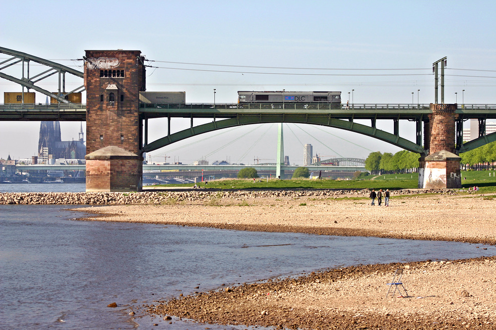 Eine Class 66 der, damals noch existierenden, DLC Railways aus Belgien befährt am 21. April 2007 die Kölner Südbrücke.