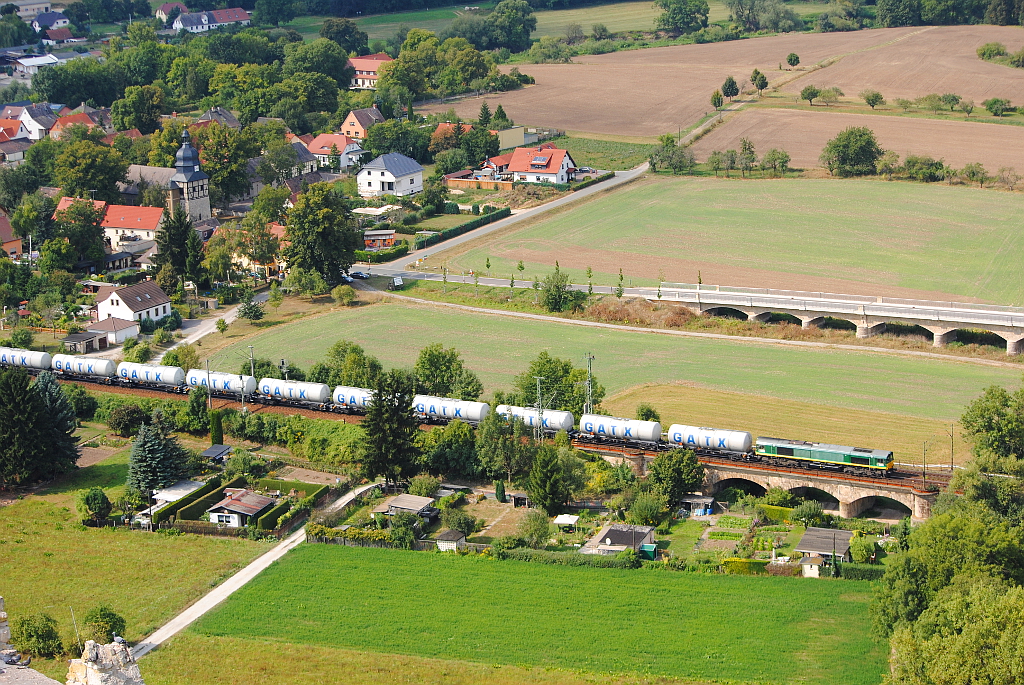 Eine Class 66 durchfhrt mit mehreren Kesselwagen das Saaletal bei Bad Ksen. (29.08.2013)