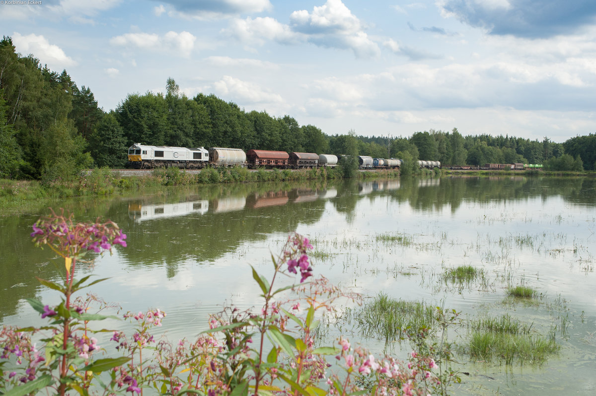 Eine Class 66 mit der Schwandorfer Übergabe nach Nürnberg bei Wiesau, 25.08.2017