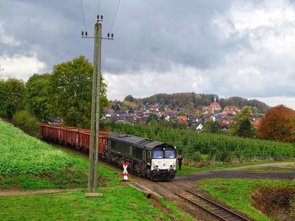 Eine Class 66 von MRCE bringt am 02.11.2018 den täglichen Schrottzug nach Georgsmarienhütte.