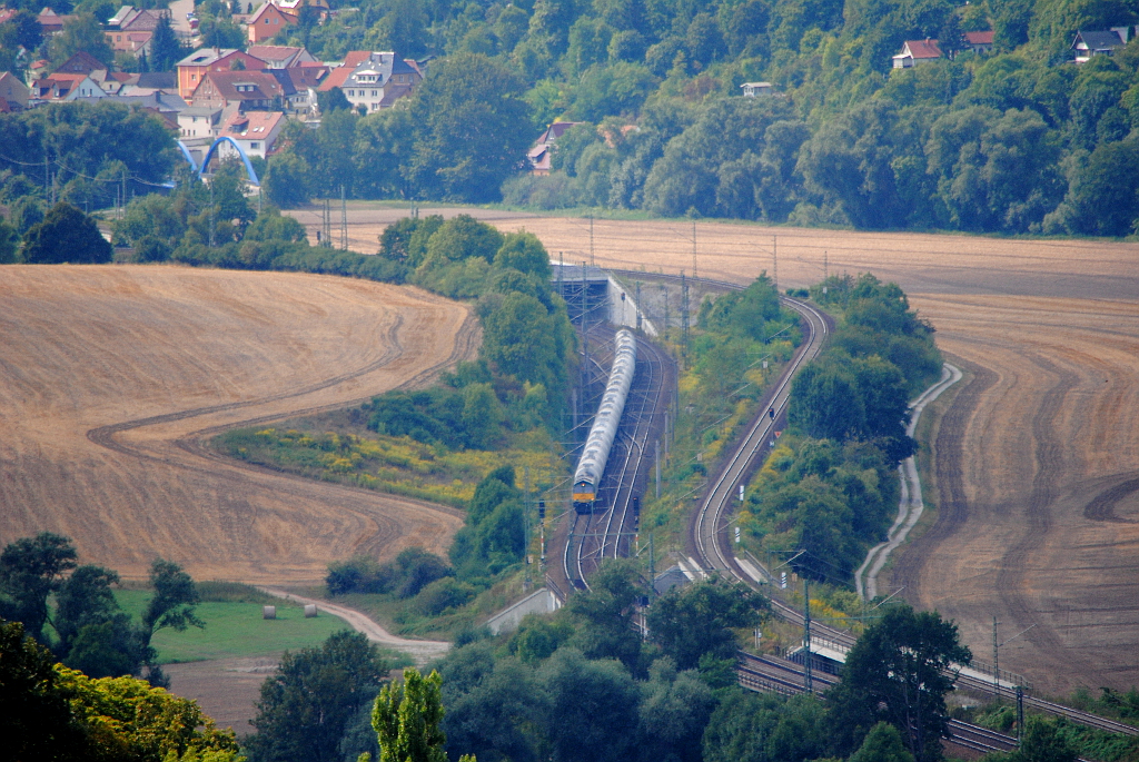 Eine Class 66 passiert mit einem Gterzug den Abzweig Saaleck. (29.08.2013)