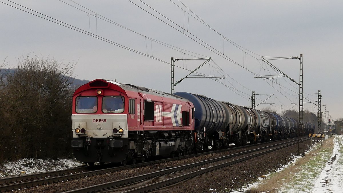 Eine Class 66 zieht einen Güterzug zwischen Hähnlein-Alsbach und Bickenbach über die Main-Neckar Bahn. Aufgenommen am 18.3.2018 16:23