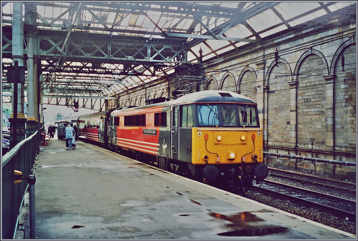 Eine Class 87 wartet mit einem Virgin IC in Edinburgh auf die Abfahrt nach Birmingham. 

18. Mai 2000