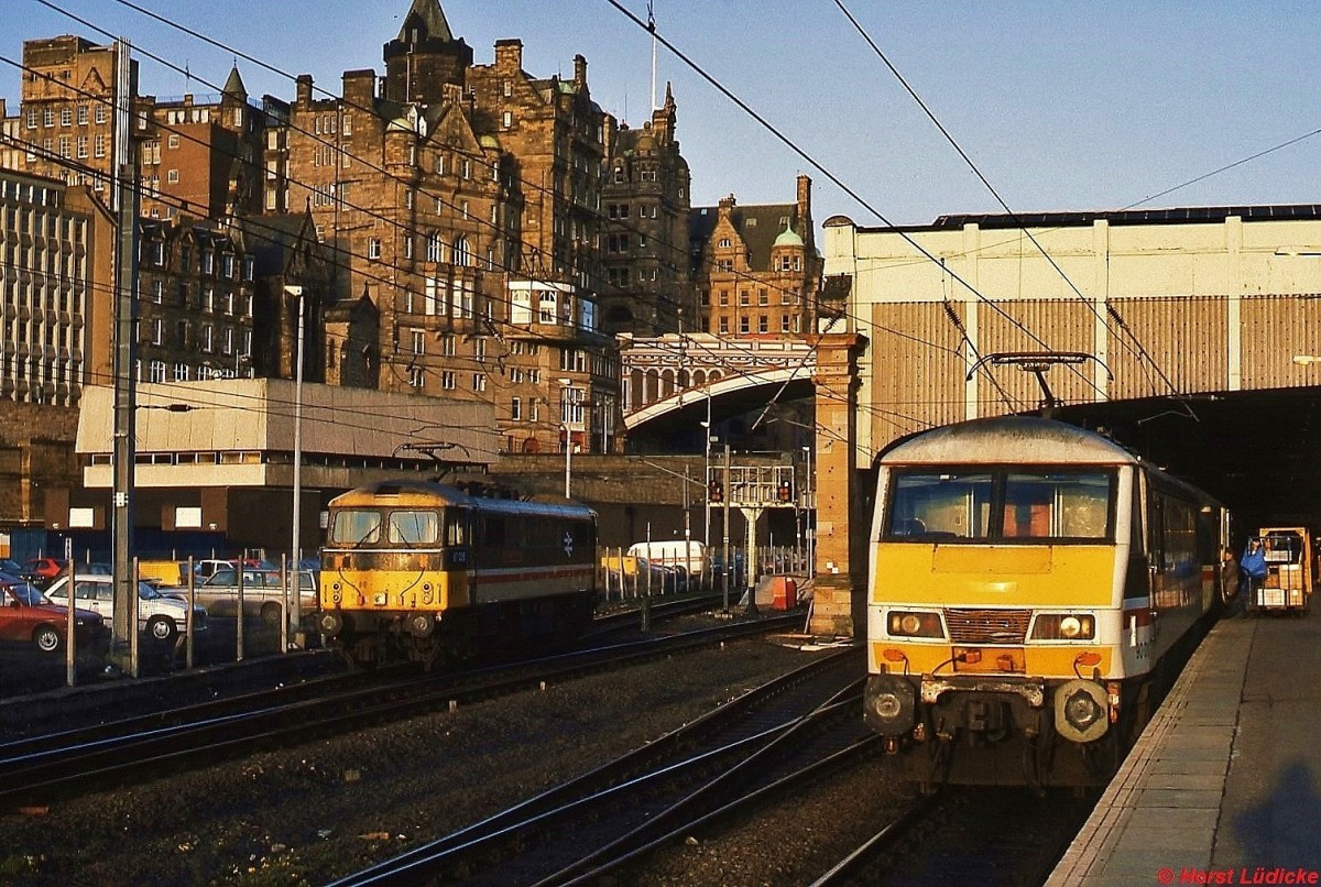Eine Class 90 ist gerade mit dem Nachtschnellzug aus Plymouth in Edinburgh eingetroffen (April 1992), links rangiert eine Class 87