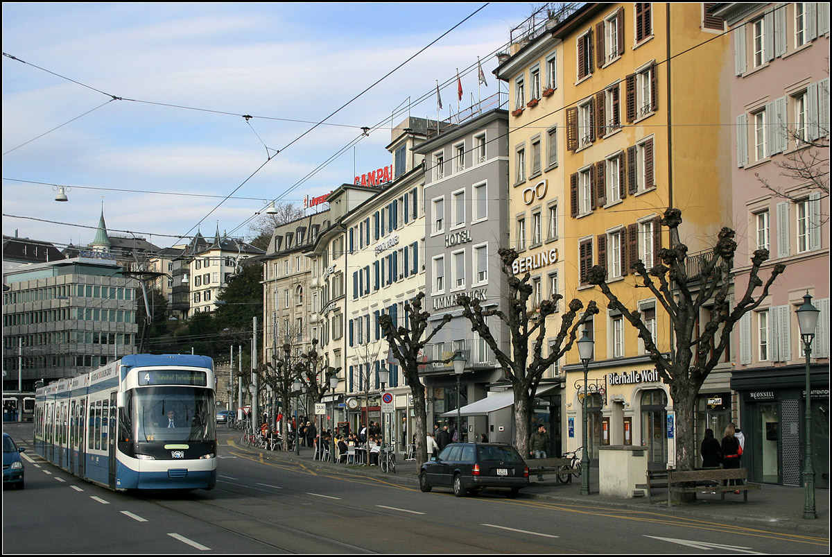 Ein(e) Cobra-Tram auf der LInie 4 am Limmat-Quai in Hauptbahnhofsnähe. In der Schweiz spricht man wohl von  das Tram , während wir in Deutschland  die Tram  sagen. 09.03.2008 (Matthias)