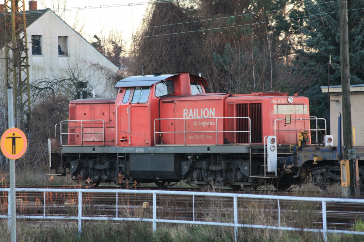 Eine in Coswig abgestellte Lok Railion DB Logistics 294 820-6, 12.12.2013, 15:42 Uhr 