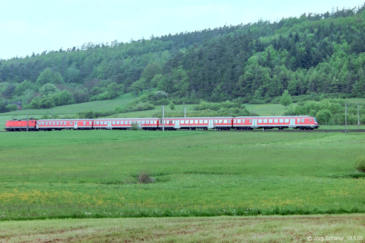 Eine damals typische Regionalbahngarnitur am Hang südlich von Oberdachstetten. (Blick nach Osten am 18.5.05)