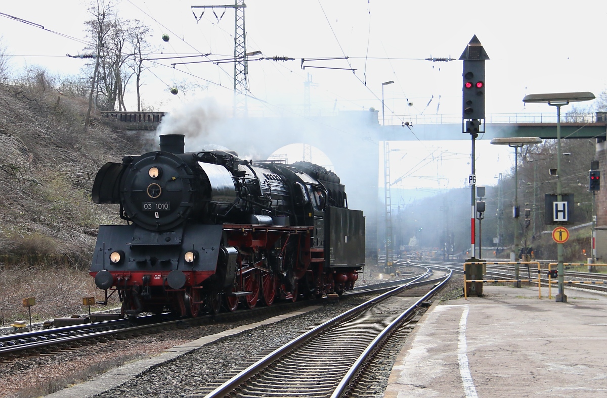 Eine dampfende Überraschung aus Richtung Süden kam am 23.03.2014 in Form von 03 1010 gen Osten durch Eichenberg.