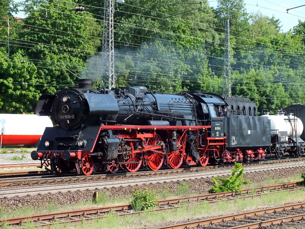 Eine Dampflok der BR 03 der Eisenbahnfreunde Treysa e. V. fährt in den Lüneburger Bf ein und wird von der Lüneburger Feuerwehr mit Wasser versorgt. Am nächsten morgen geht es dann weiter nach Fehmarn. 12.06.2015
