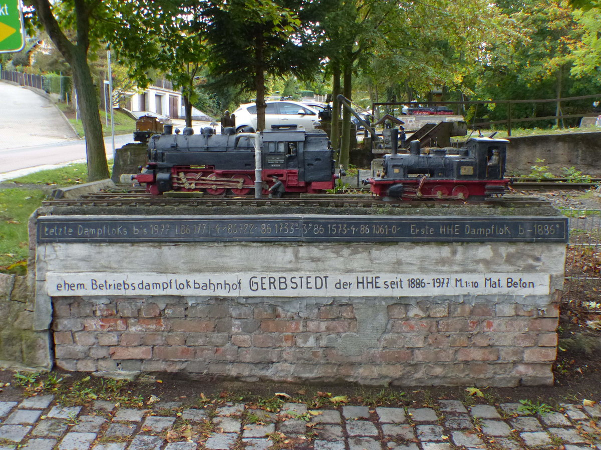 Eine Dampflok der BR 86 und die 1. Dampflok der Halle-Hettstedter-Eisenbahn, am 28.10.2019 als 1:10 Steinmodell am ehem. Bahnhof Gerbstedt.