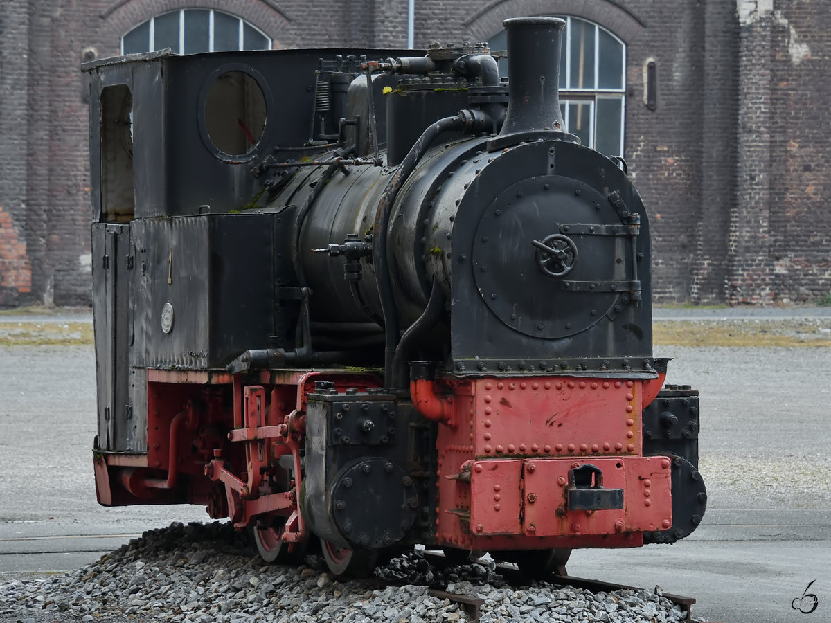 Eine Dampflokomotive  1  der Klöcknerwerke, abgestellt auf dem Museumsgelände der Henrichshütte. (Hattingen, März 2018)
