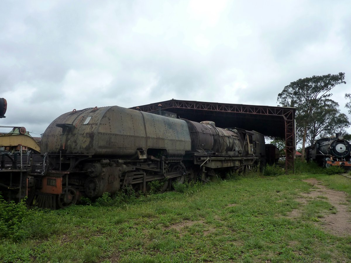 Eine Dampflokomotive mit Doppeltender im National Railway Museum of Zimbabwe in Bulawayo am 14.12.2014. Die Fahrzeuge sind leider kein schöner Anblick, trotzdem wollte ich euch die Bilder nicht vorenthalten.