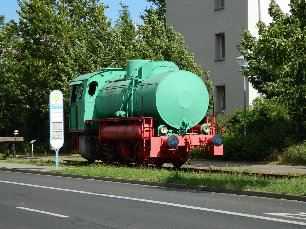 Eine Dampfspeicherlok der ehemaligen Filmfabrik Wolfen steht in der Oppenheimer Straße an der Bushaltestelle, hier wohl vermutlich Schienenersatzverkehr. Wolfen, 25.07.2015 