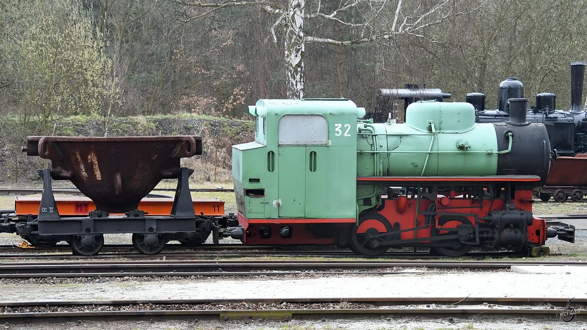 Eine Dampfspeicherlokomotive mit Wagen Anfang April 2018 im Eisenbahnmuseum Lužná u Rakovníka.