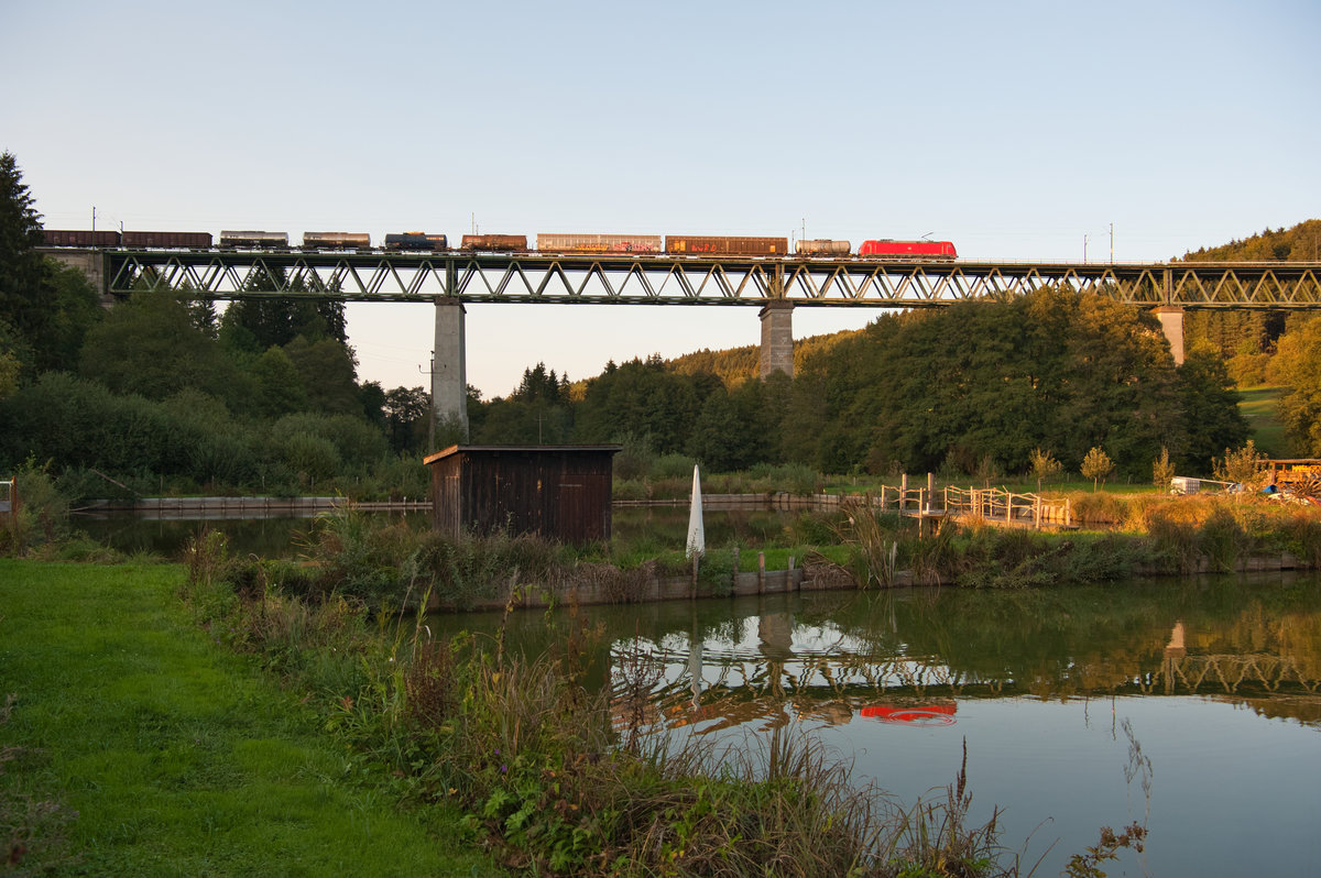 Eine DB 185 mit einem gemischten Güterzug bei Deining Richtung Regensburg, 19.09.2018