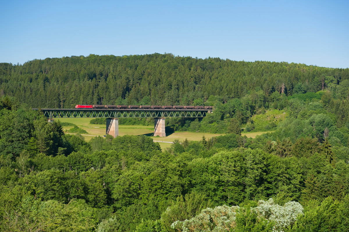 Eine DB 185 mit einem Kesselwagenzug bei Deining Richtung Nürnberg, 27.06.2019
