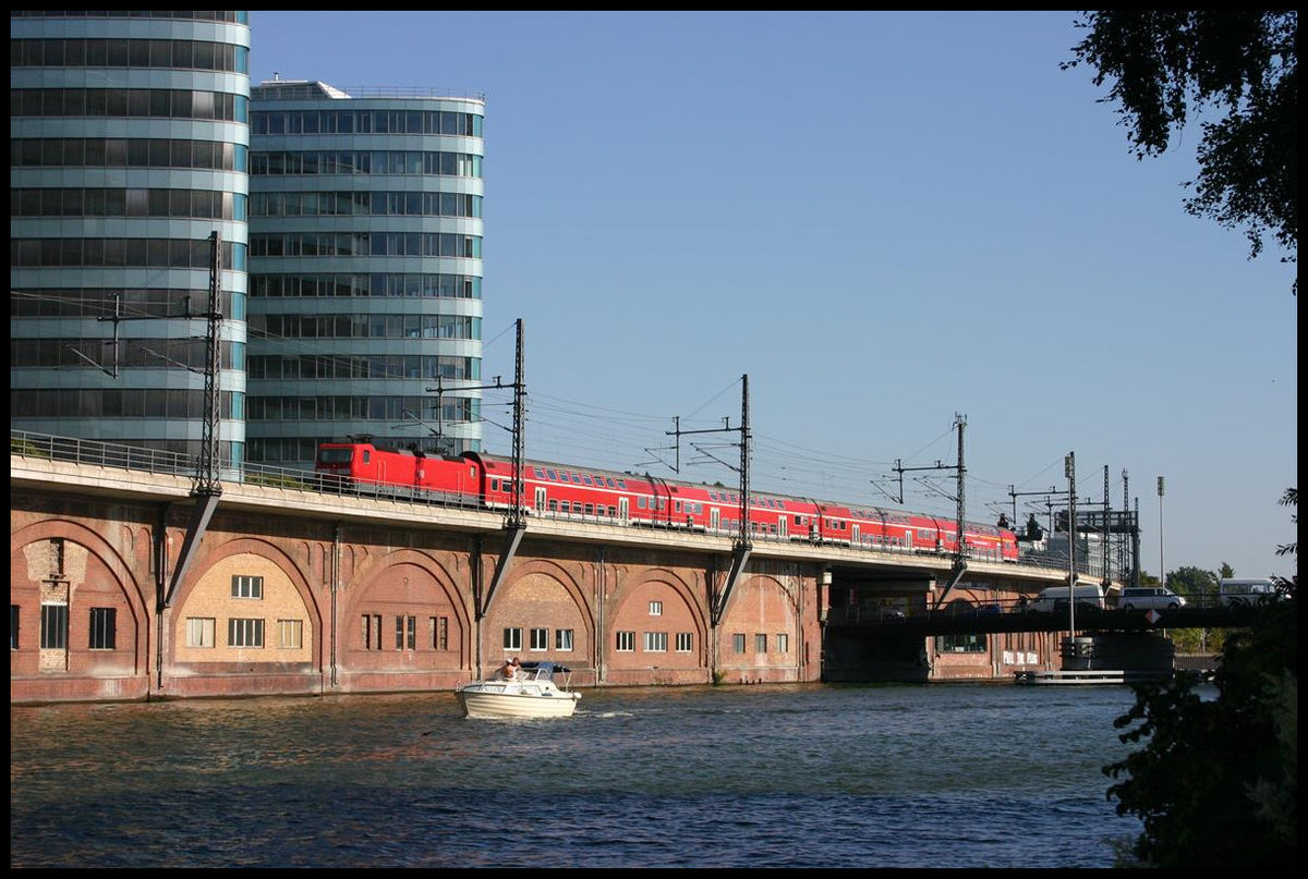 Eine DB Elektrolok der Baureihe 143 ist hier am 23.9.2006 in Höhe Jannowitzbrücke auf der Berliner Stadtbahn mit einem Dosto in Richtung Hauptbahnhof Berlin unterwegs.