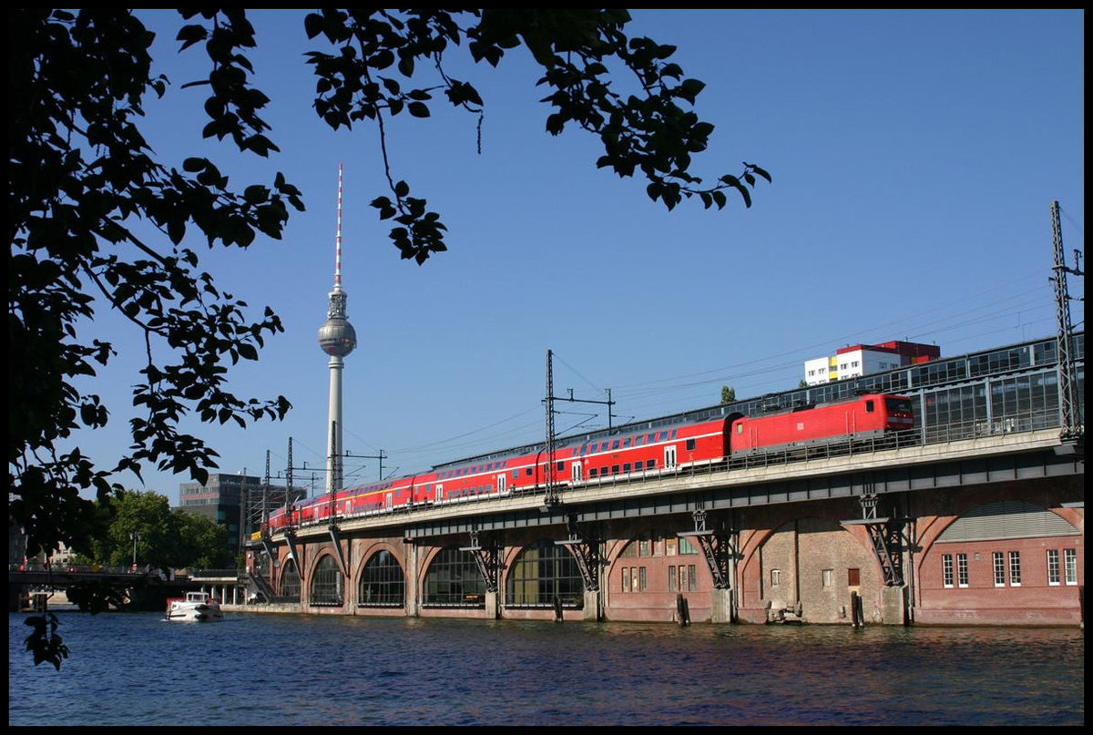 Eine DB Elektrolok der Baureihe 143 ist hier am 23.9.2006 in Höhe Jannowitzbrücke auf der Berliner Stadtbahn mit einem Dosto in Richtung Ostbahnhof unterwegs.