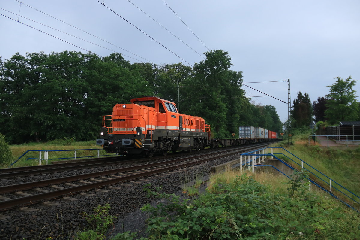 Eine DE18 der Loccon mit einem Containerzug unterwegs durch das verregtente Münsterland am 14.6.2020